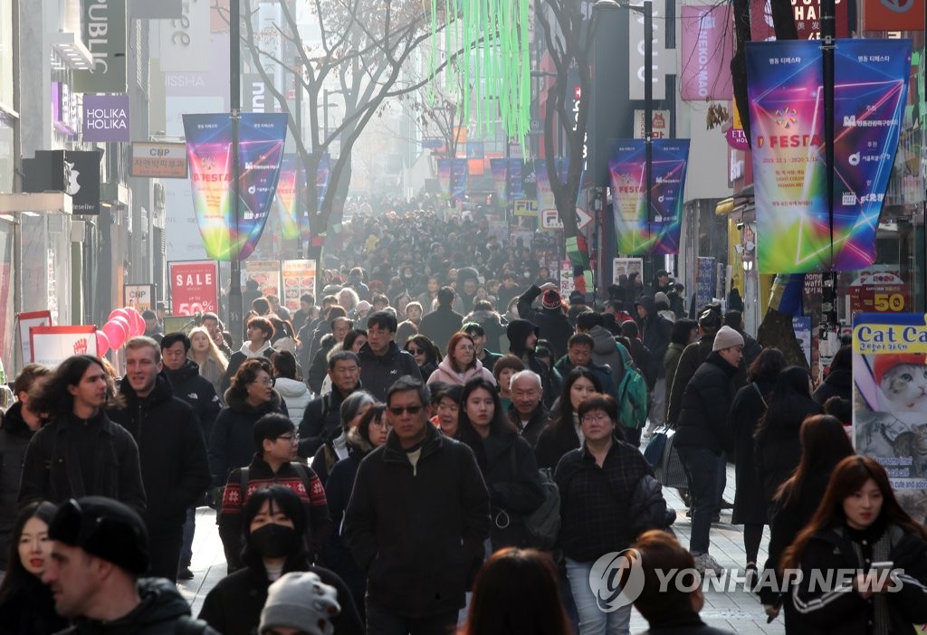 크리스마스 앞두고 붐비는 명동 거리