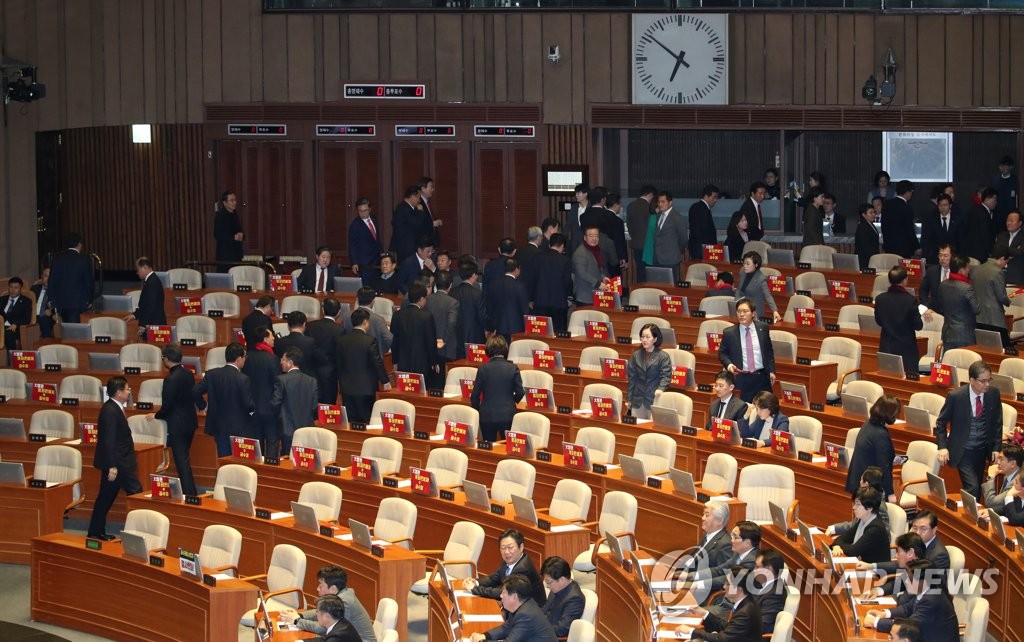 본회의장 퇴장하는 자유한국당