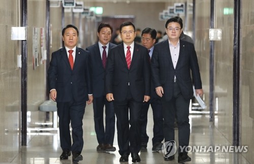 인재영입위원회 임명장 수여 나선 한국당 황교안 대표