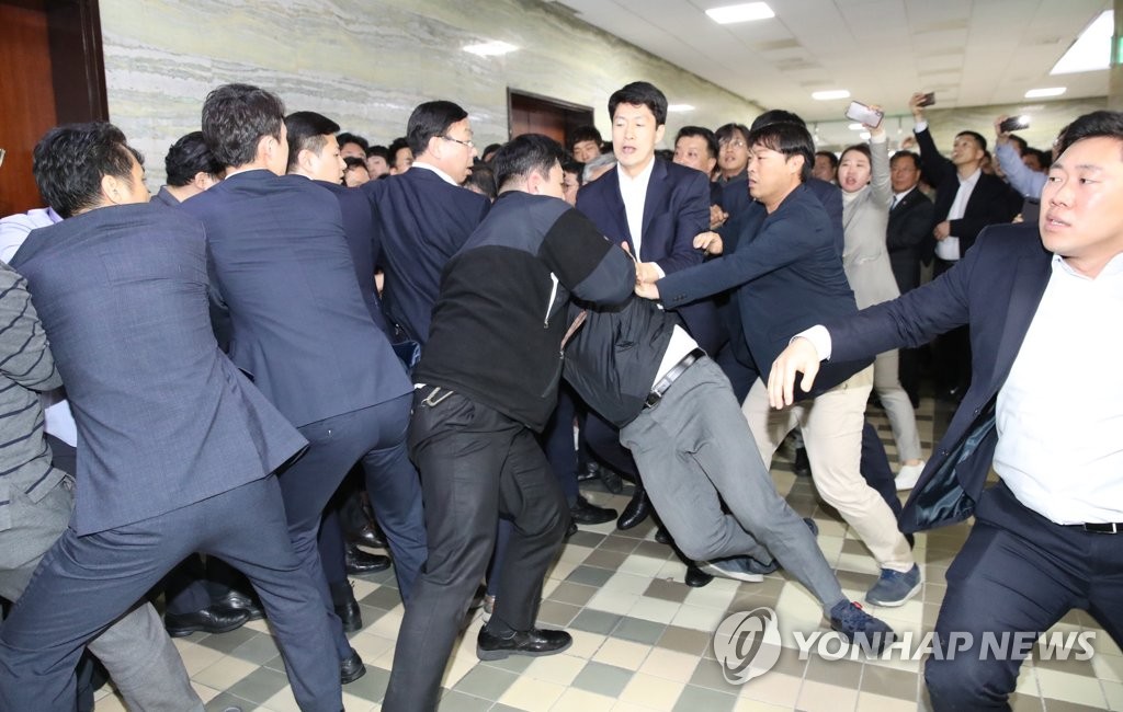 '패트 충돌' 한국당 의원 등 27명 재판에