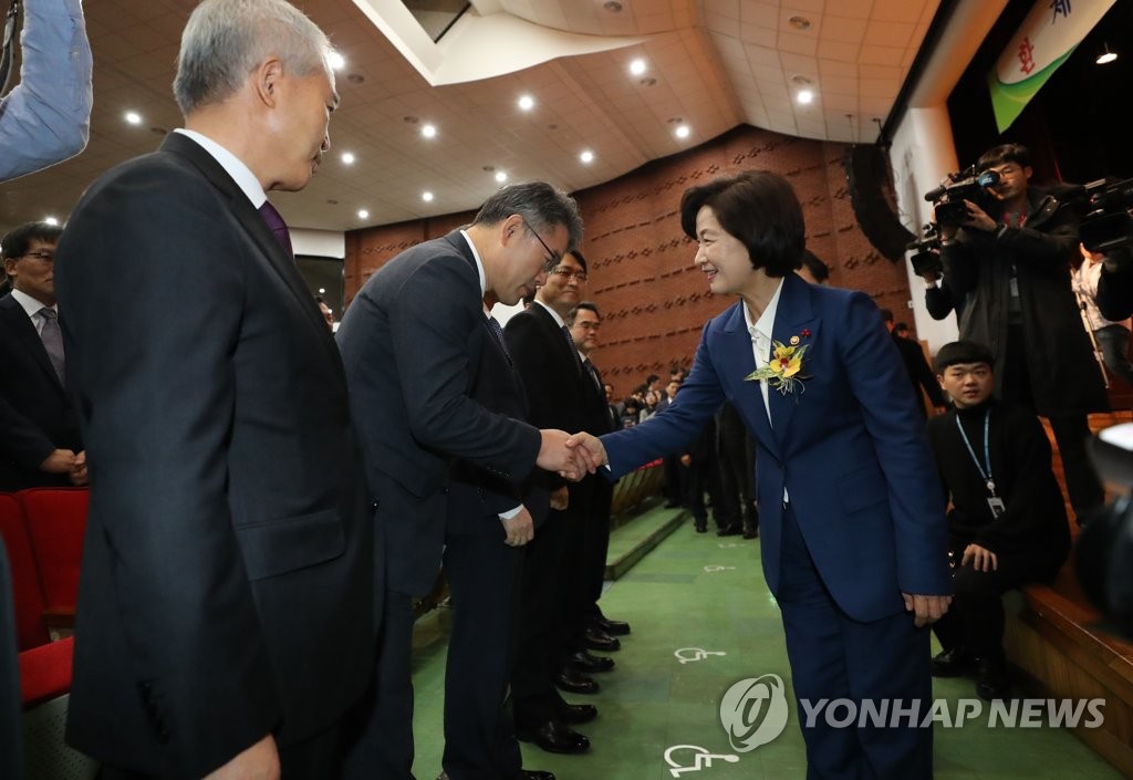 김우현 고검장과 악수하는 추미애 신임 법무장관