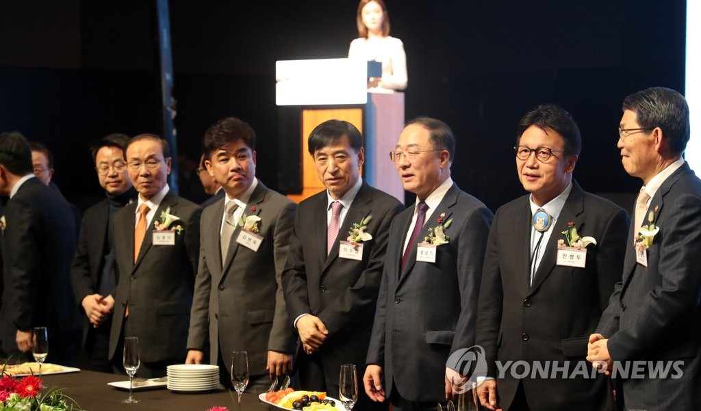 Finance Minister Hong Nam-ki (3rd from R) attends a meeting for the new year with heads of economic and financial institutions, including Bank of Korea Gov. Lee Ju-yeol (3rd from L), on Jan. 3, 2020. (Yonhap)