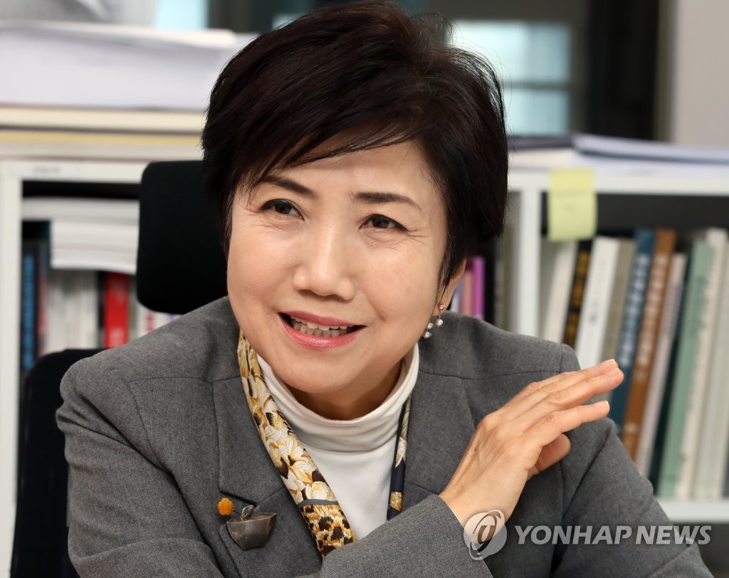 인터뷰 응한 김정화 서울공예박물관장