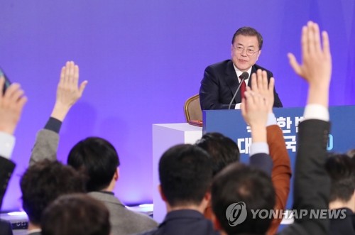 문 대통령을 향한 질문 세례