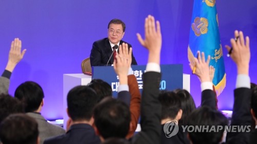 문 대통령을 향한 질문 세례