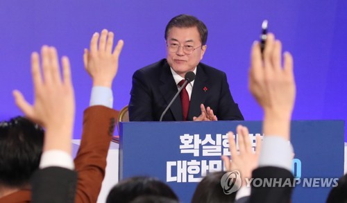 문재인 대통령을 향한 질문 세례