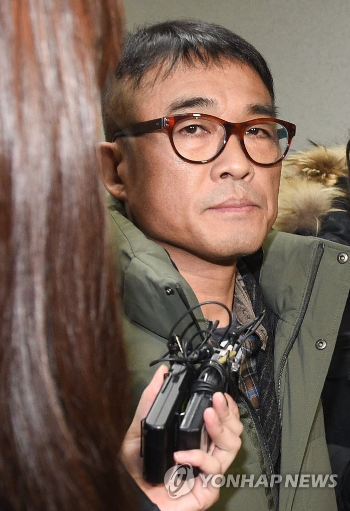 묵묵부답, 조사실 향하는 김건모