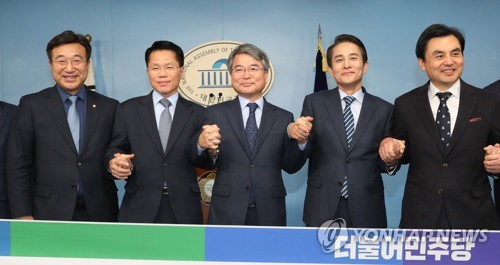 더불어민주당 입당 회견 마치고 포즈취하는 한경호, 육동한, 한명진