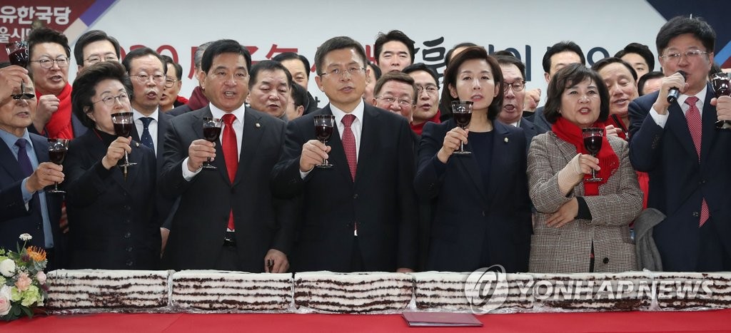 건배하는 황교안 대표와 참석자들