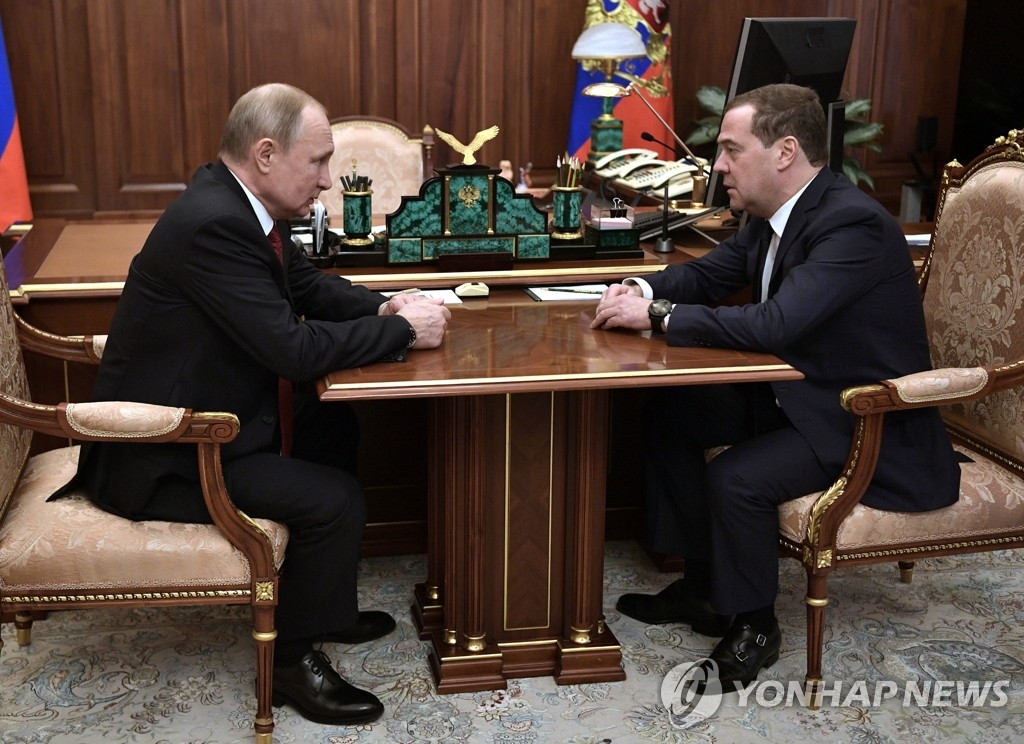 마주 앉은 러시아 대통령과 총리