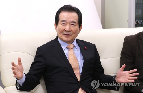 질문에 답변하는 정세균 국무총리