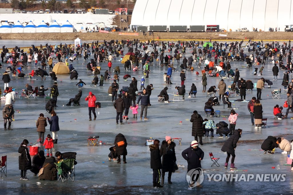 얼음 낚시터 가득 메운 축제 인파
