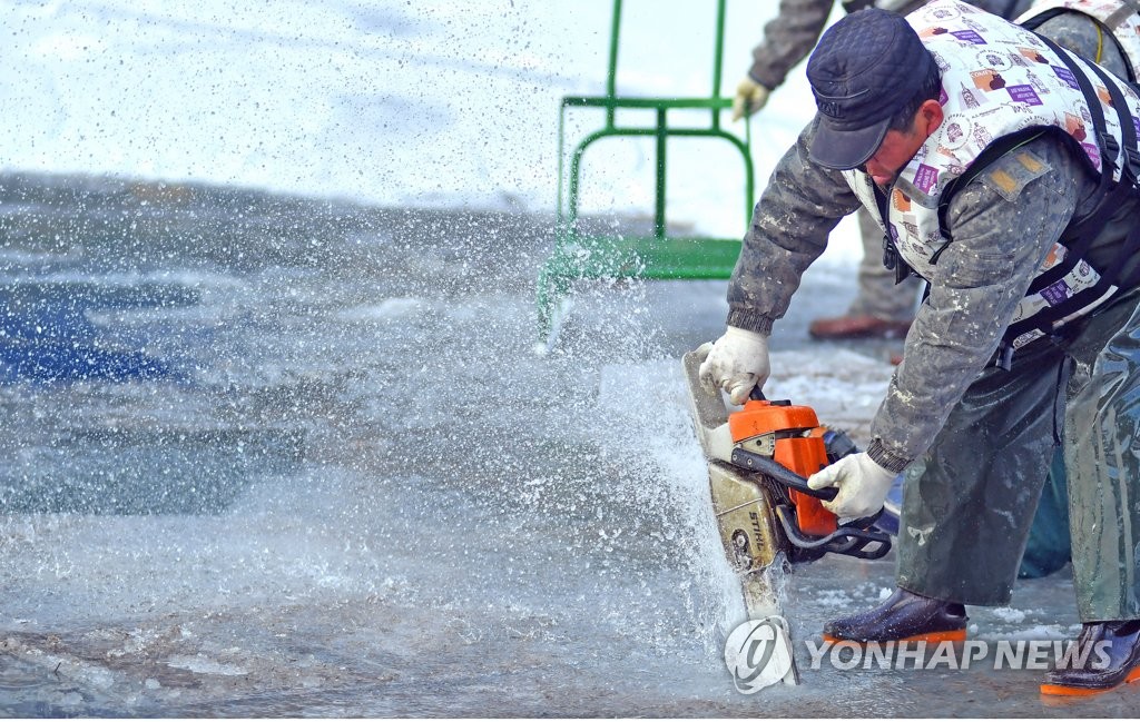 얼음 살피는 화천산천어축제장