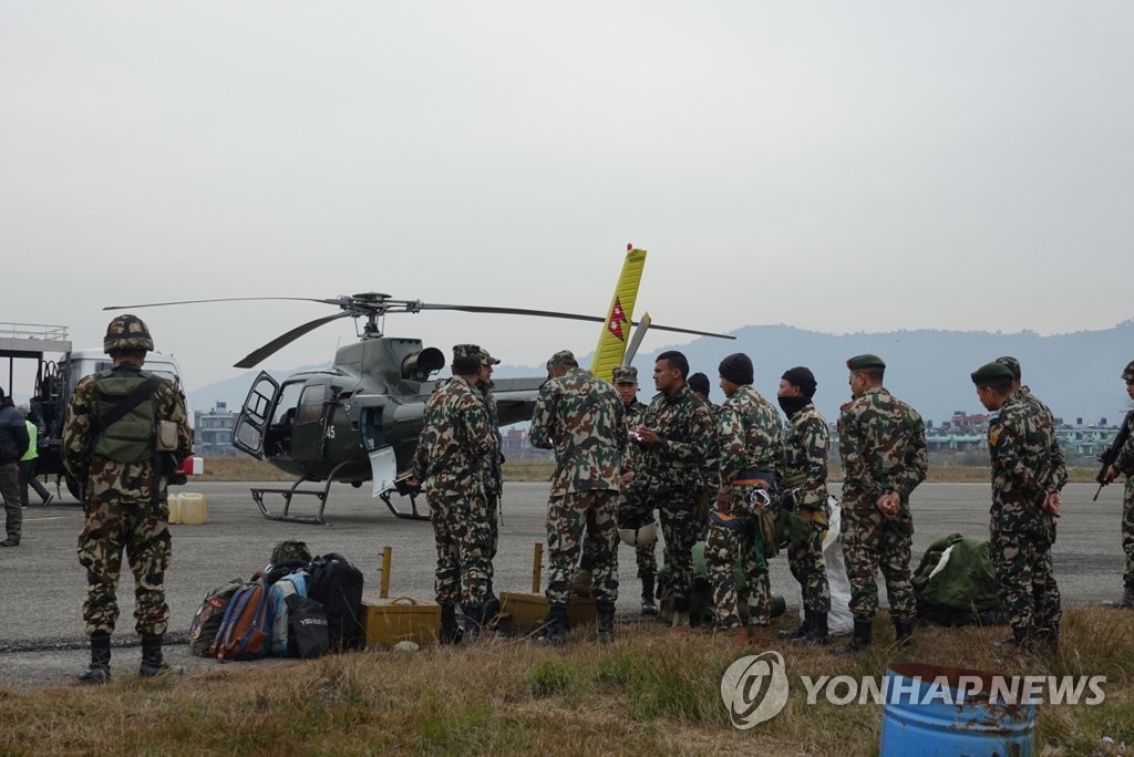 사고현장으로 투입되는 네팔 특수부대원
