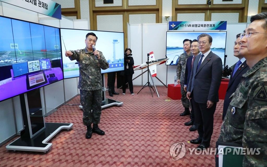 문 대통령, 스마트 국방혁신 시연 관람