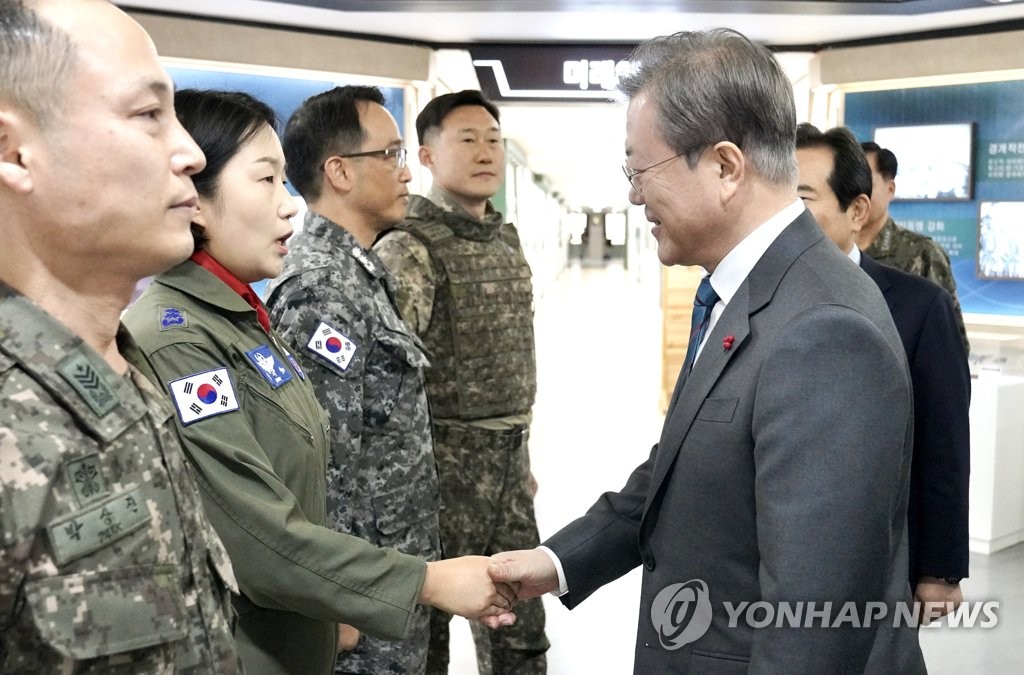 여군 최초 전투비행대대장 격려하는 문 대통령