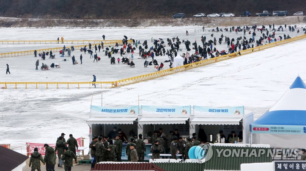 평일에도 인파 가득한 인제 빙어축제장