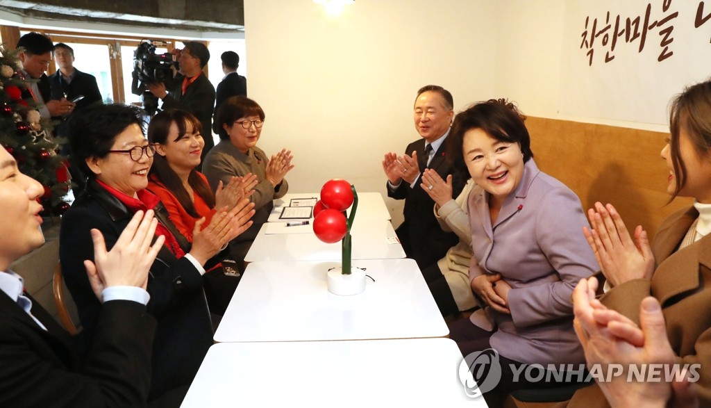 김정숙 여사, '착한 마을' 사람들과 함께