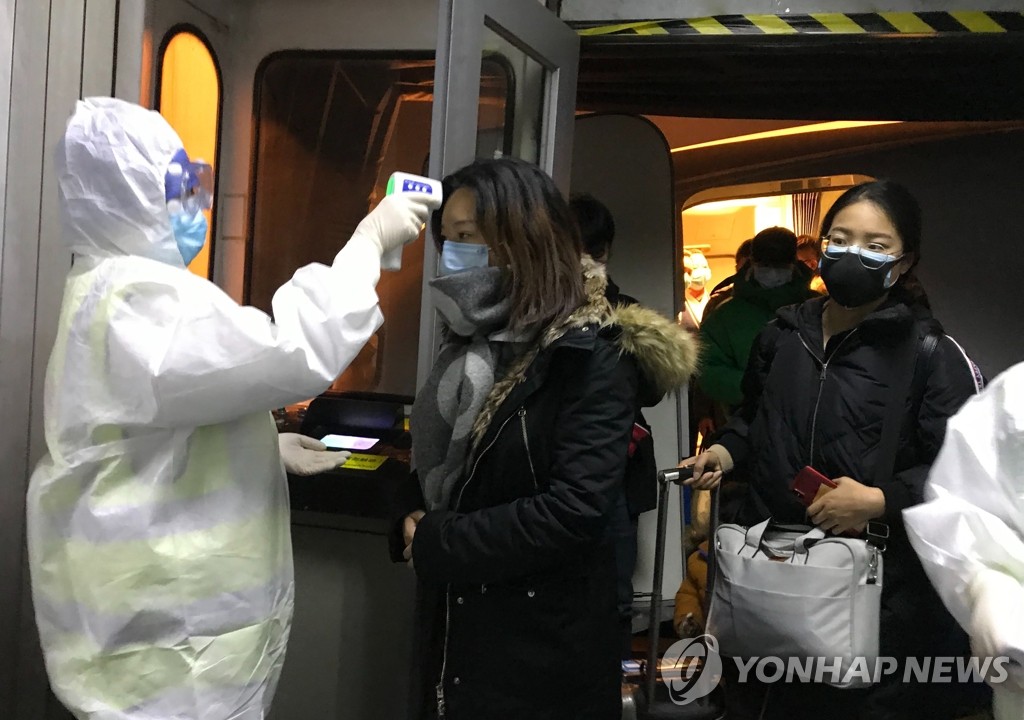 우한에서 출발한 승객들 체온 검사