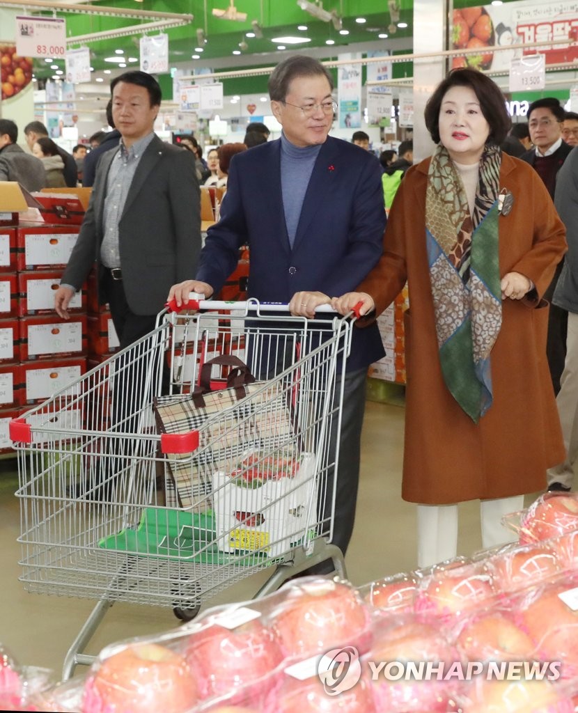 장보는 문 대통령 내외