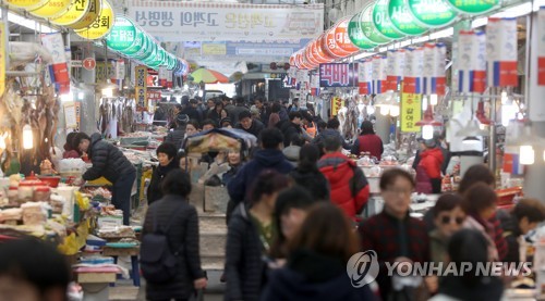설 앞두고 북적이는 전통시장