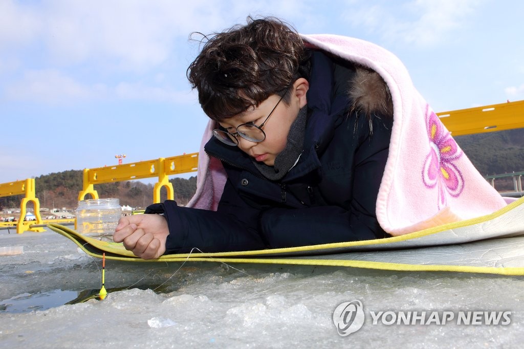 담요 덮고 빙어 얼음낚시