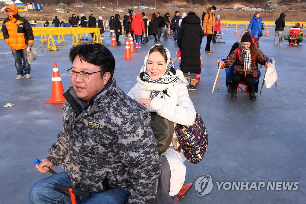 빙어호 얼음 썰매 즐기는 외국인
