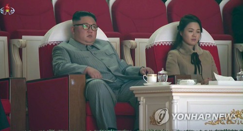 김정은, 부인 리설주와 설 공연 관람
