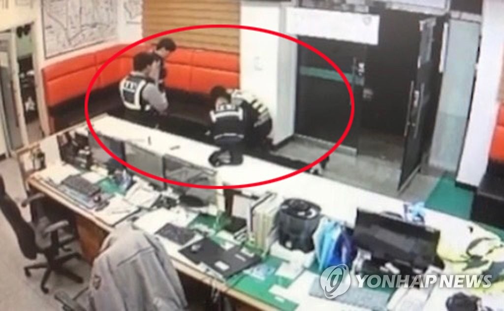 파출소 찾아와 쓰러진 남성에게 심폐소생술 하는 경찰