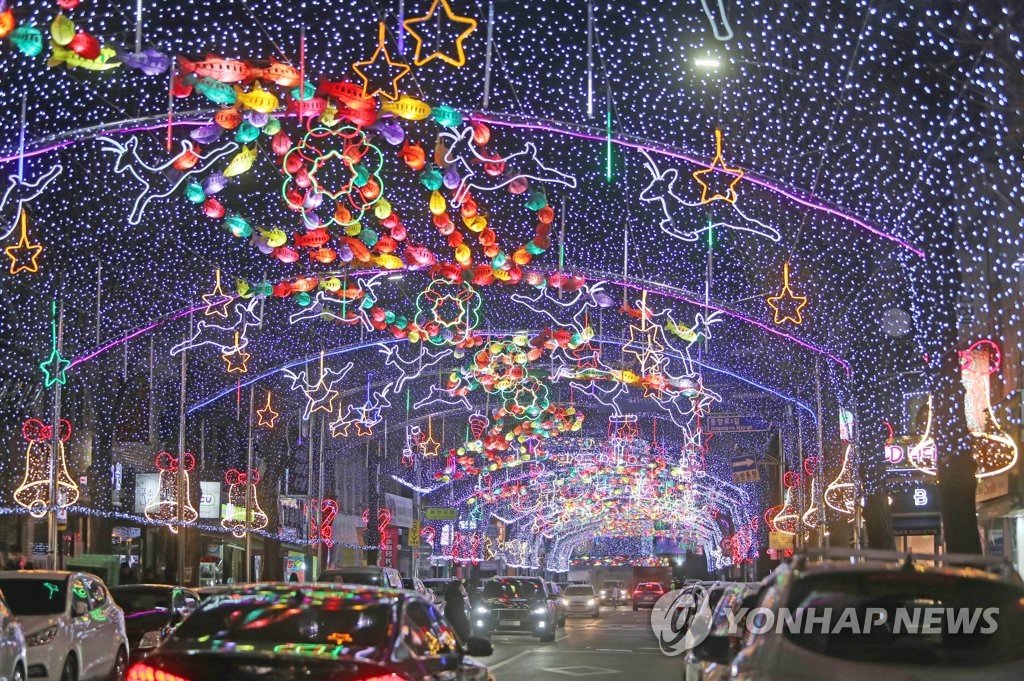 불 밝힌 산천어축제 거리