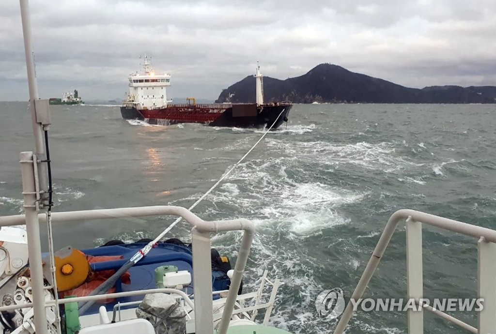 Oil tanker pulled into Busan port Oil tanker pulled into Busan port