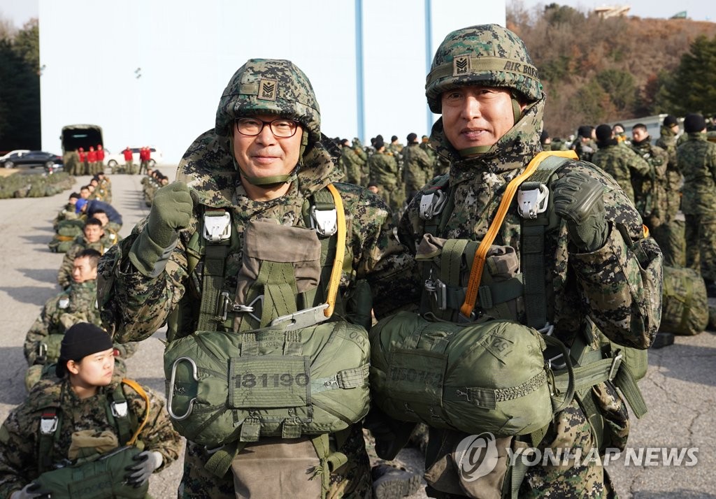 후임 주임원사와 기념촬영하는 김정우 원사
