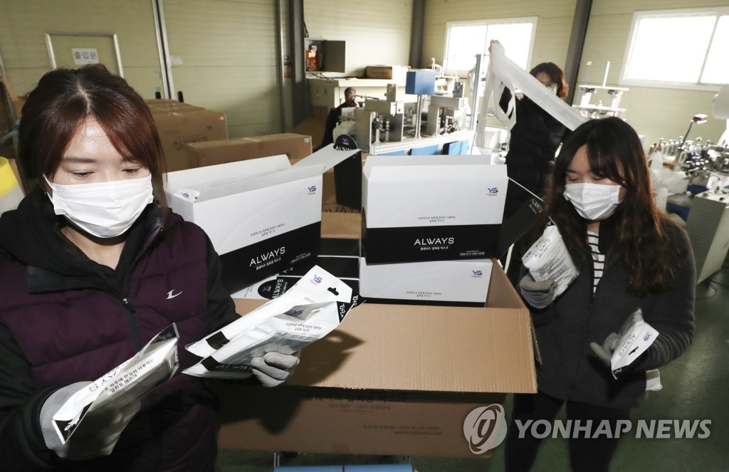 신종 코로나바이러스 공포, 마스크 공장 '풀가동'