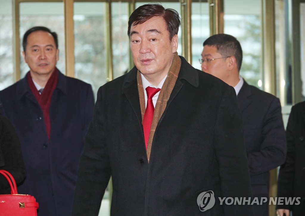 Chinese Ambassador Xing Haiming walks into the foreign ministry building in Seoul on Jan. 31, 2020. (Yonhap)