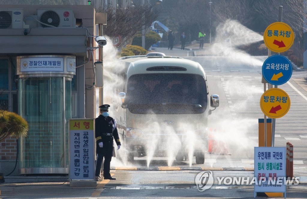 우한교민 임시시설을 떠나는 민갑룡 경찰청장 일행 차량 소독