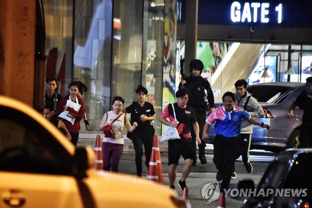 '총기난사' 태국 쇼핑몰 빠져나가는 사람들