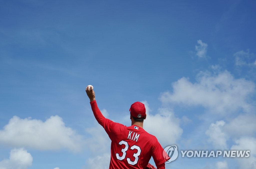 Kim Kwang-hyun of the St. Louis Cardinals does a long toss during spring training at Roger Dean Chevrolet Stadium in Jupiter, Florida, on Feb. 12, 2020. (Yonhap)