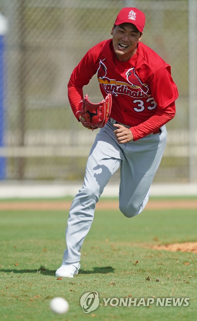 Kim Kwang-hyun of the St. Louis Cardinals runs to cover first base during spring training at Roger Dean Chevrolet Stadium in Jupiter, Florida, on Feb. 12, 2020. (Yonhap)