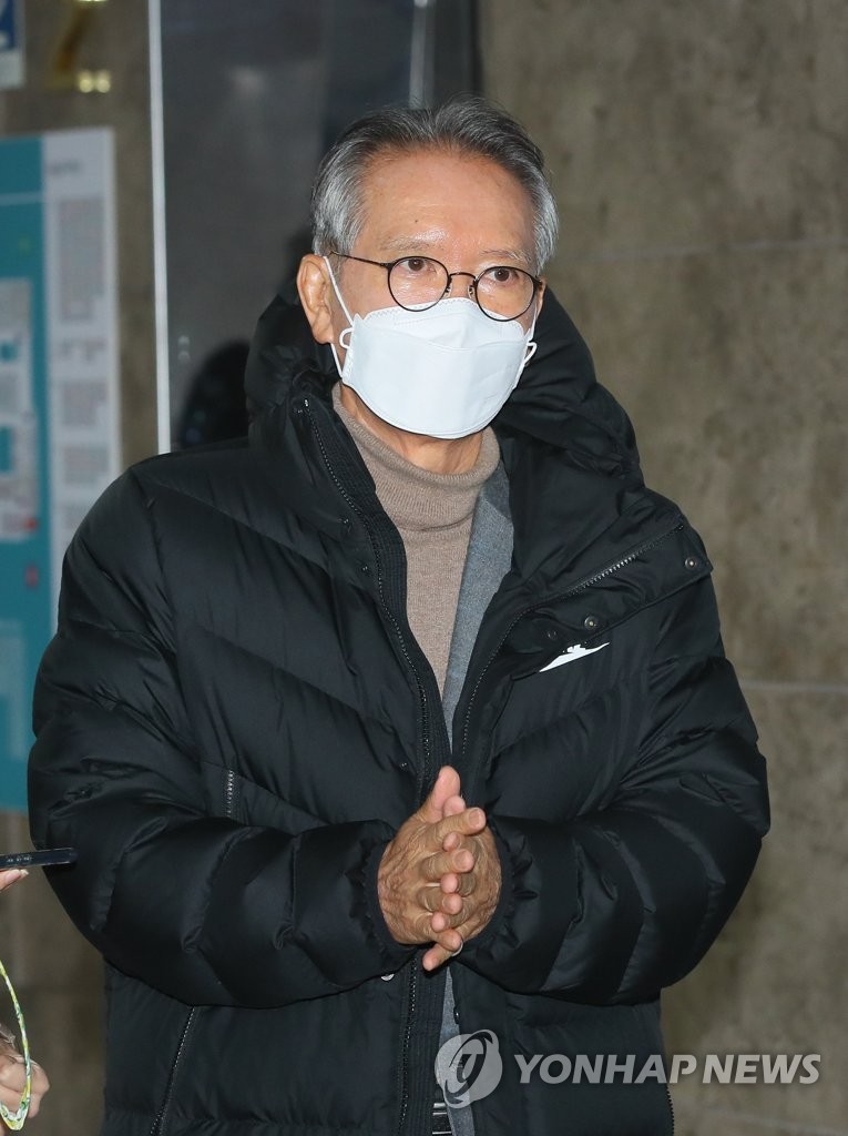 공천관리위 입장하는 김형오