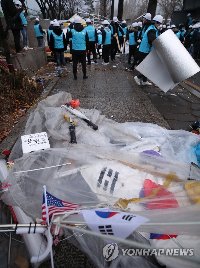 Removing sit-in tents Removing sit-in tents