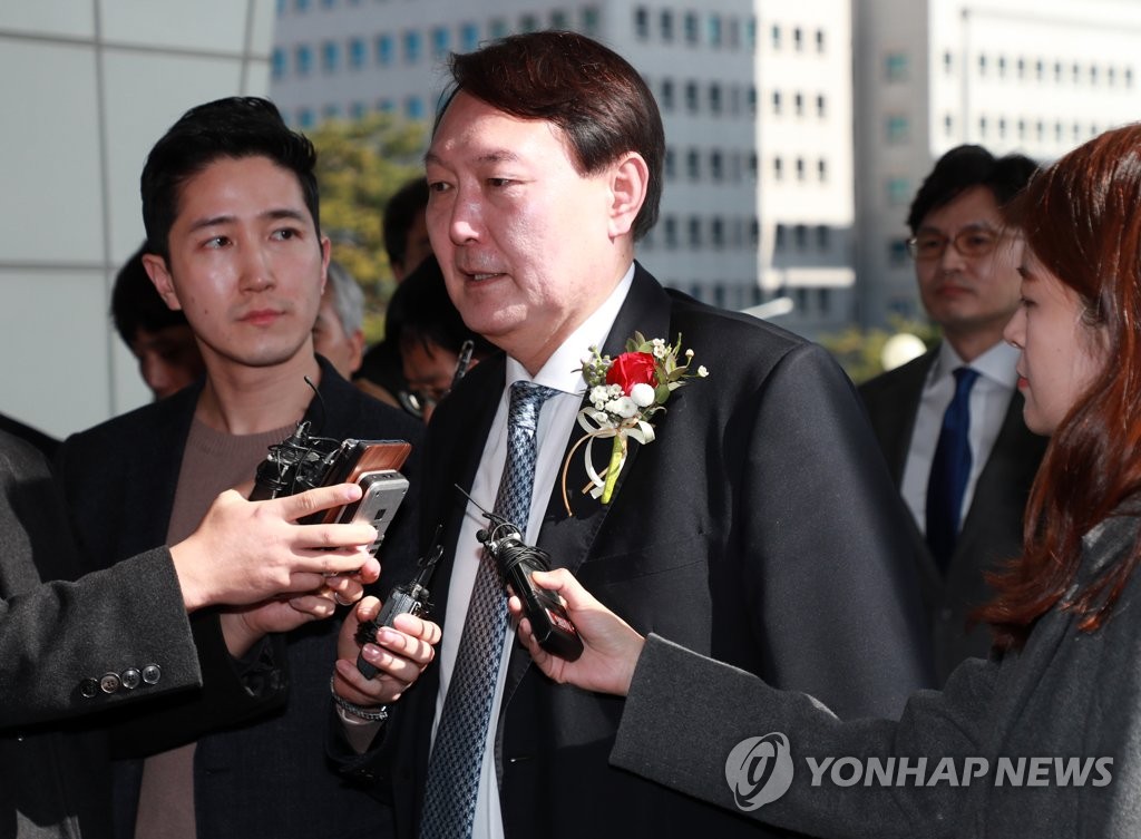 Yoon Seok-youl enters the Busan District Prosecutors Office in Busan on Feb. 13, 2020, in the first of his visits to local prosecution offices after his inauguration as prosecutor general. (Yonhap)
