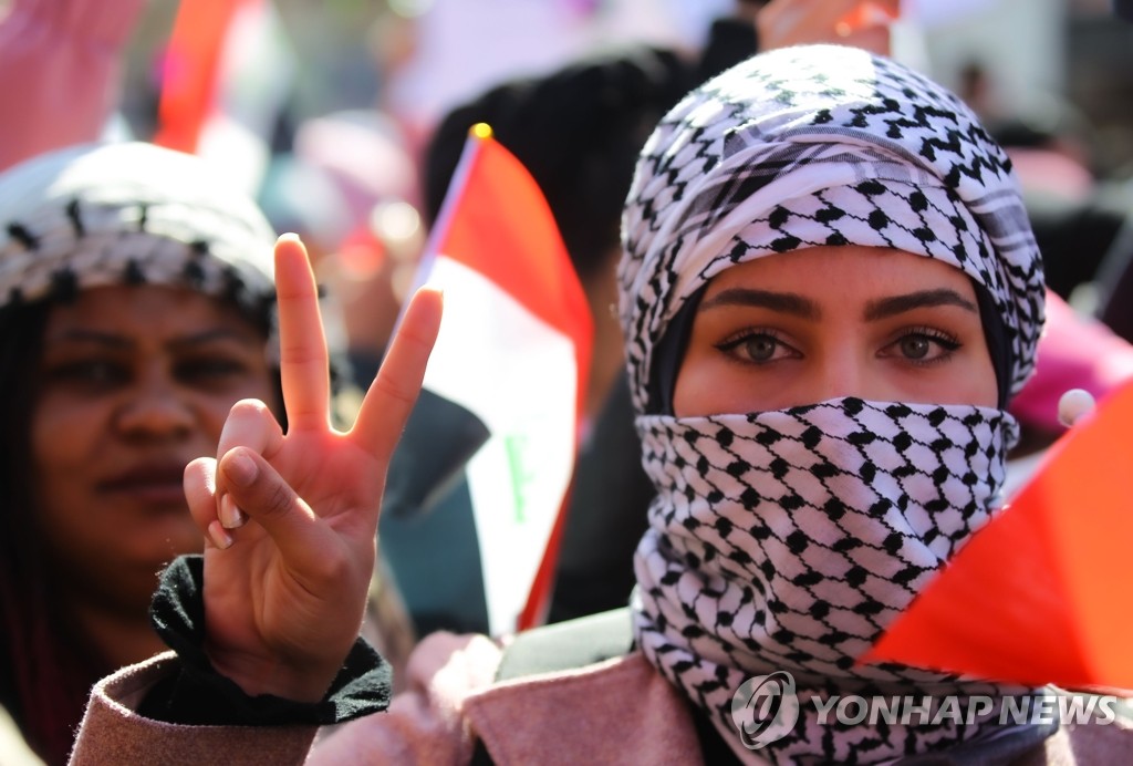 이라크 반정부 시위 승리 사인 표하는 여성