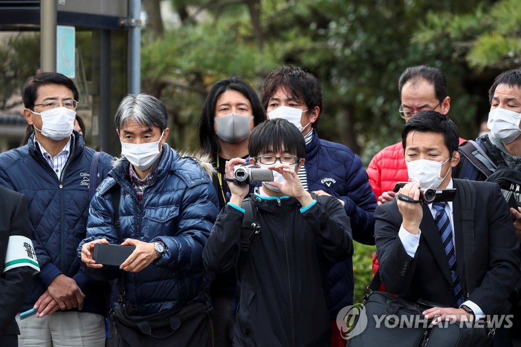 마스크 쓰고 성화봉송 리허설 구경나온 일본인들