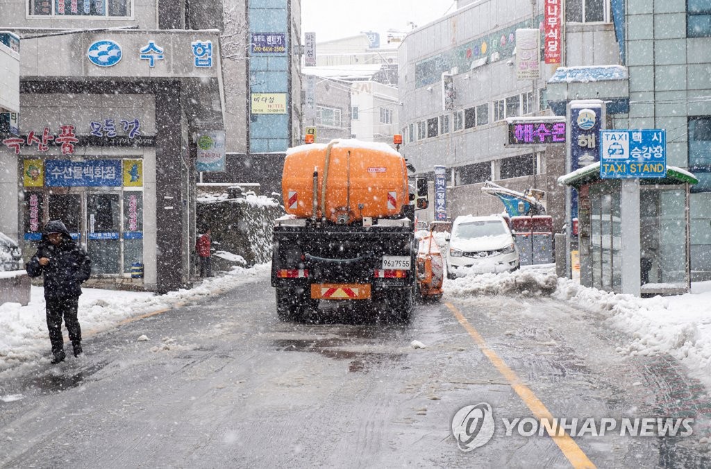 함박눈 내리는 울릉 도동항