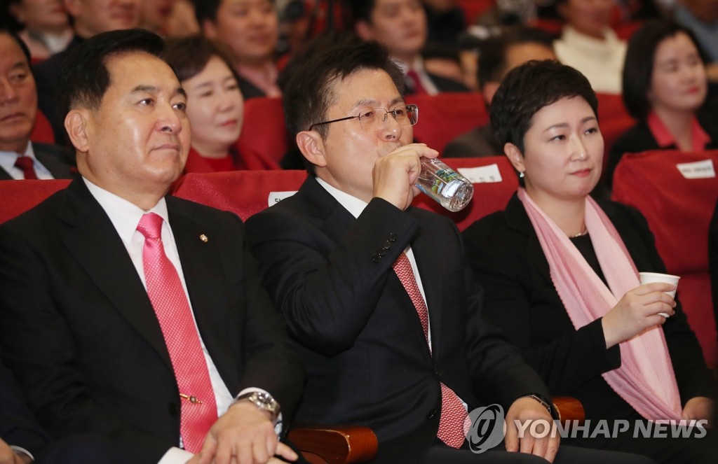 물 마시는 황교안 대표