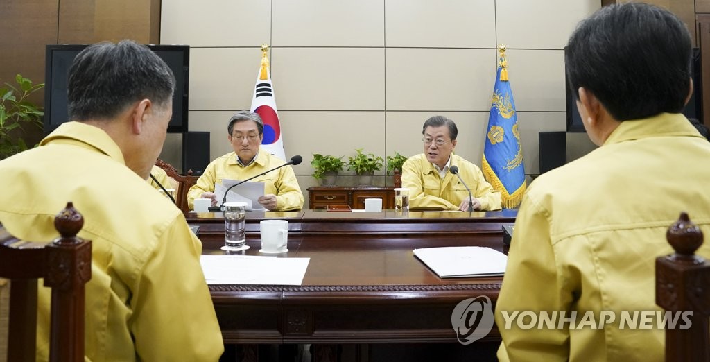 코로나19 보고 받는 문 대통령