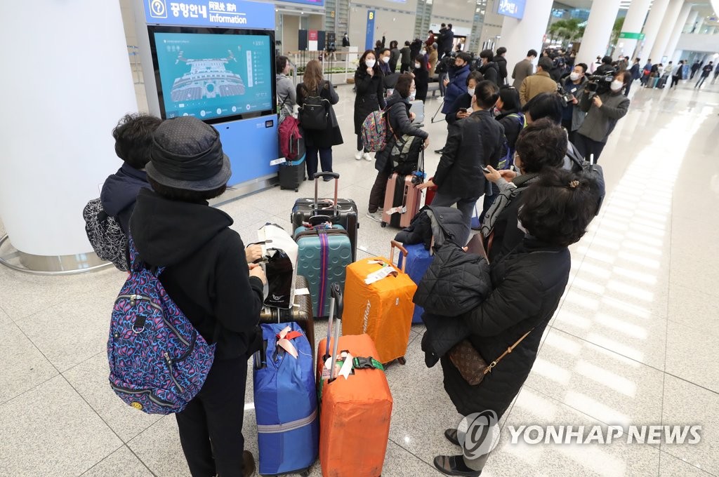 イスラエルに向かう途中で入国禁止となり、２３日に帰国した韓国人観光客＝（聯合ニュース）