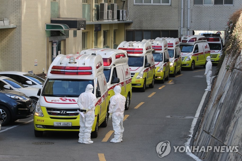 新型コロナウイルス感染者を乗せた救急車が大邱市内の病院に次々と到着している＝２３日、大邱（聯合ニュース）