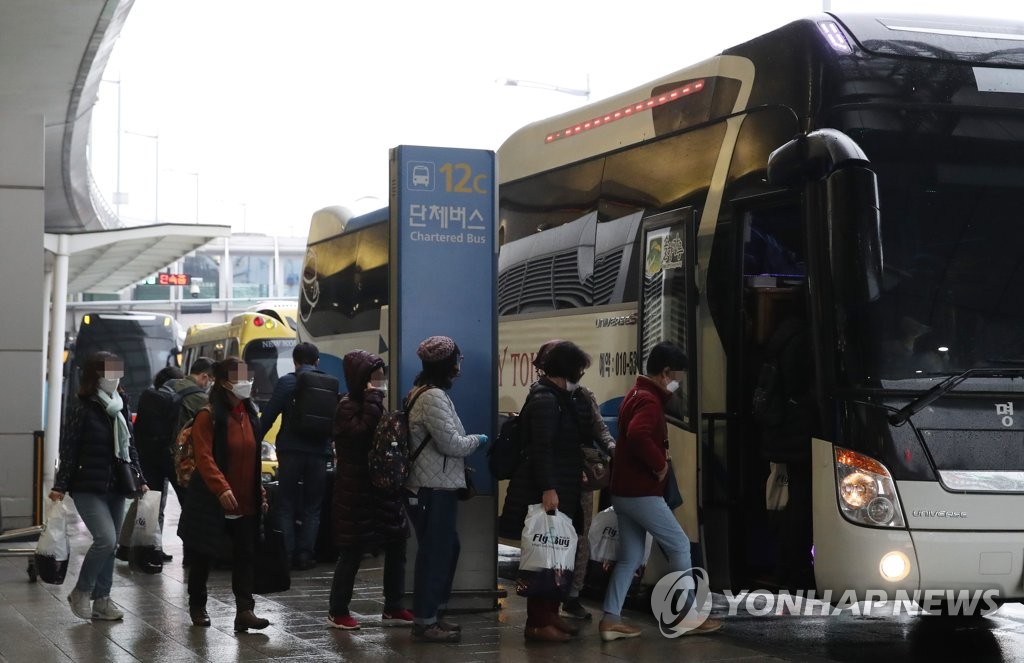 버스에 타는 이스라엘 여행 한국인 관광객