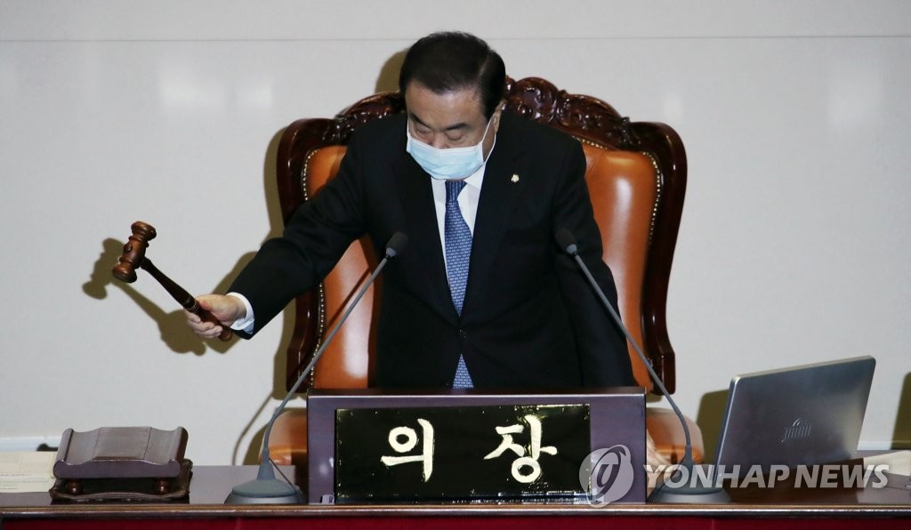 의사봉 두드리는 문희상 국회의장